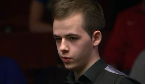 境地显得尴 境地显得尴